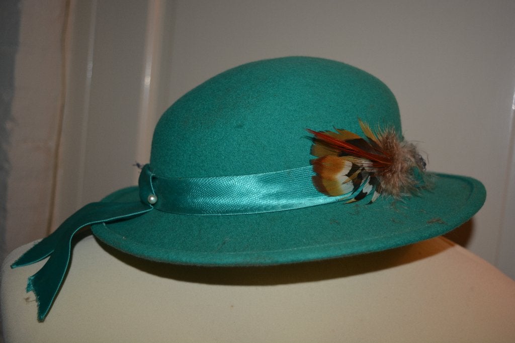 mooi groen vilten hoed met veer, 56cm, Kleding | Dames, Ophalen of Verzenden, Zo goed als nieuw, 56 of 57 cm (M, 7 of 7⅛ inch)