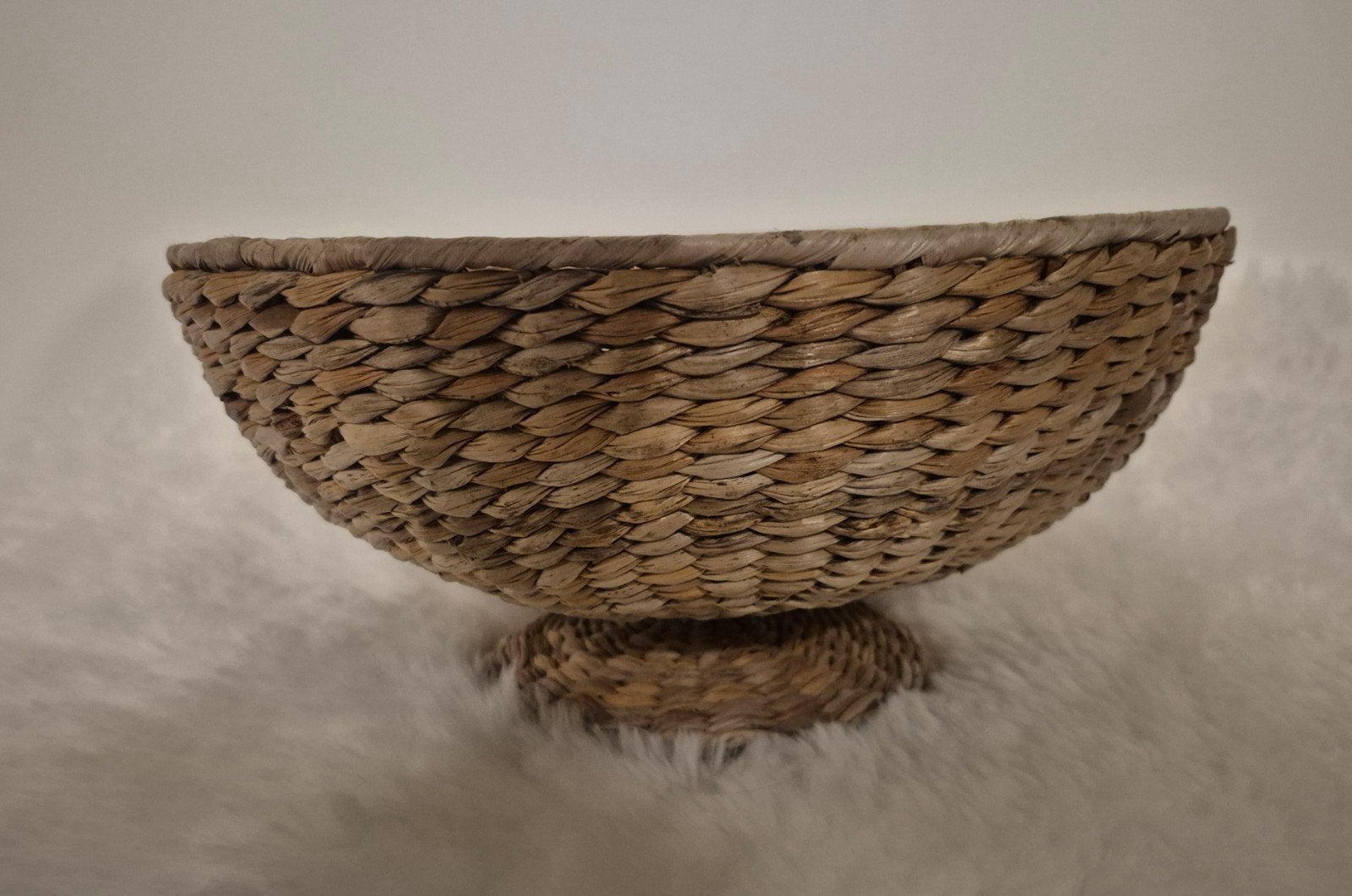 vintage gevlochten mand op voet, Huis en Inrichting, Ophalen, Rond, Riet