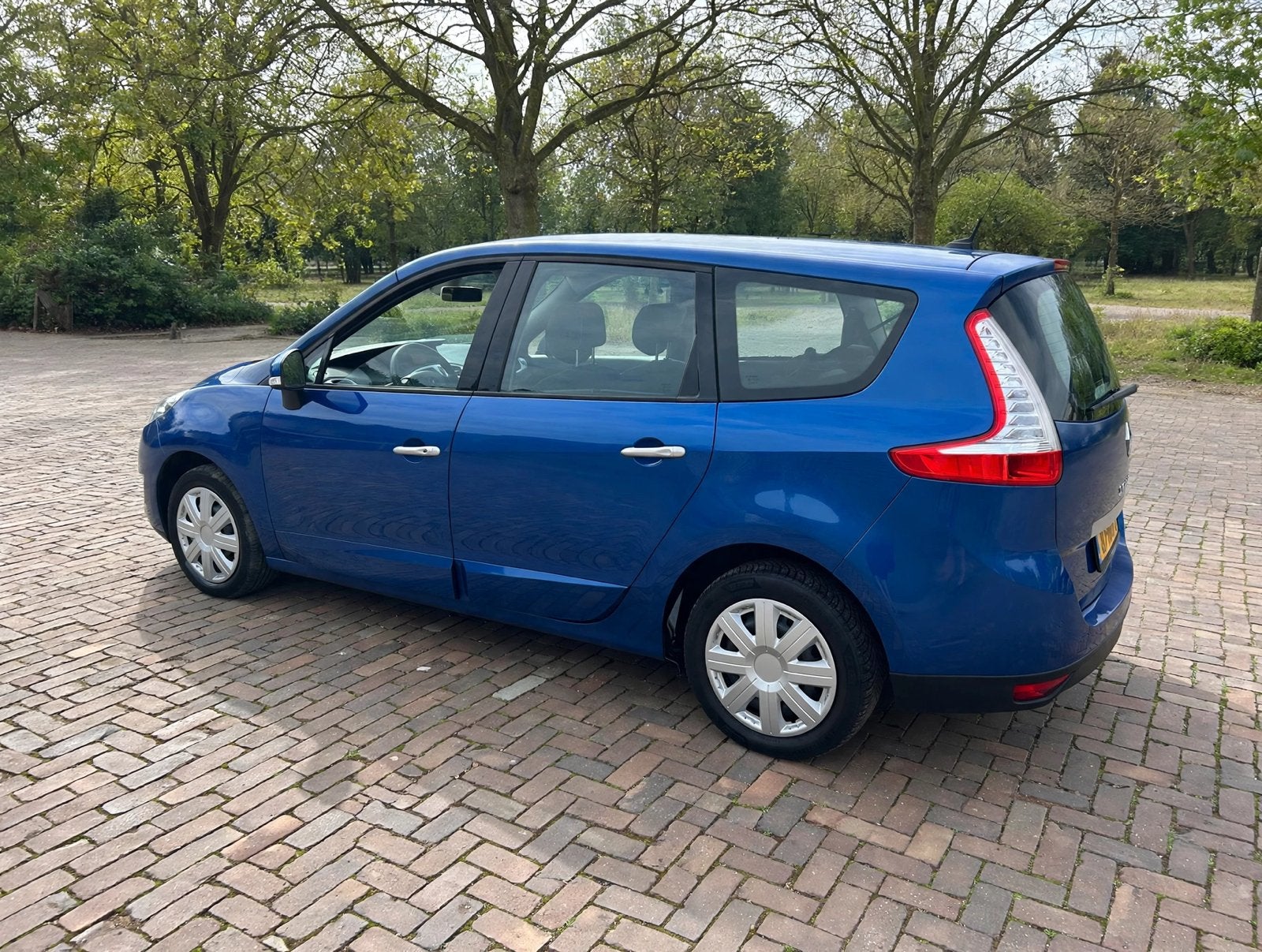 Foto 7 van Renault Grand Scenic 1.4 TCE 7P 2010 Blauw