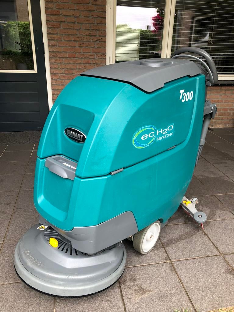 Schrobmachine Tennant T300, Doe-het-zelf en Verbouw, Reinigingsmachines, Ophalen, Zo goed als nieuw, Schrobmachine