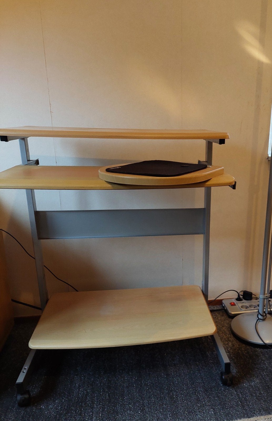 Compact computerbureau op wielen met uitschuifbaar blad, Huis en Inrichting, Bureaus, Ophalen, Gebruikt, Hout, Overige merken