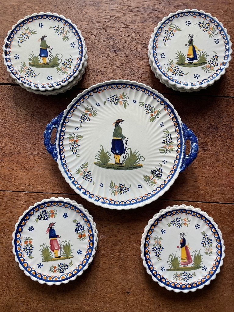 Gebaksbord met 12 gebaksbordjes Henriette Quimper, Ophalen