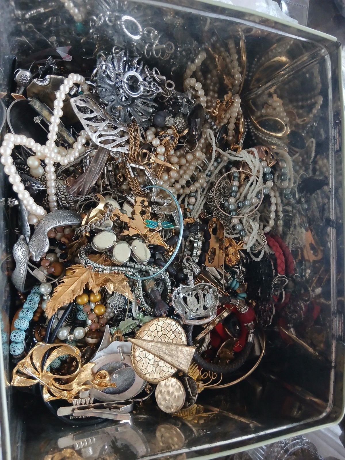 Grote partij diverse sieraden in vintage blik, Verzenden, Gebruikt