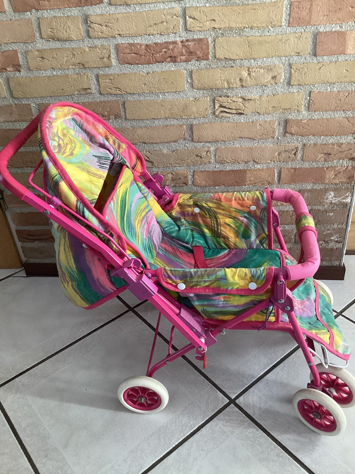 Roze poppenwagen/buggy met kleurrijke print, Kinderen en Baby's, Speelgoed | Poppen, Ophalen, Gebruikt, Babypop