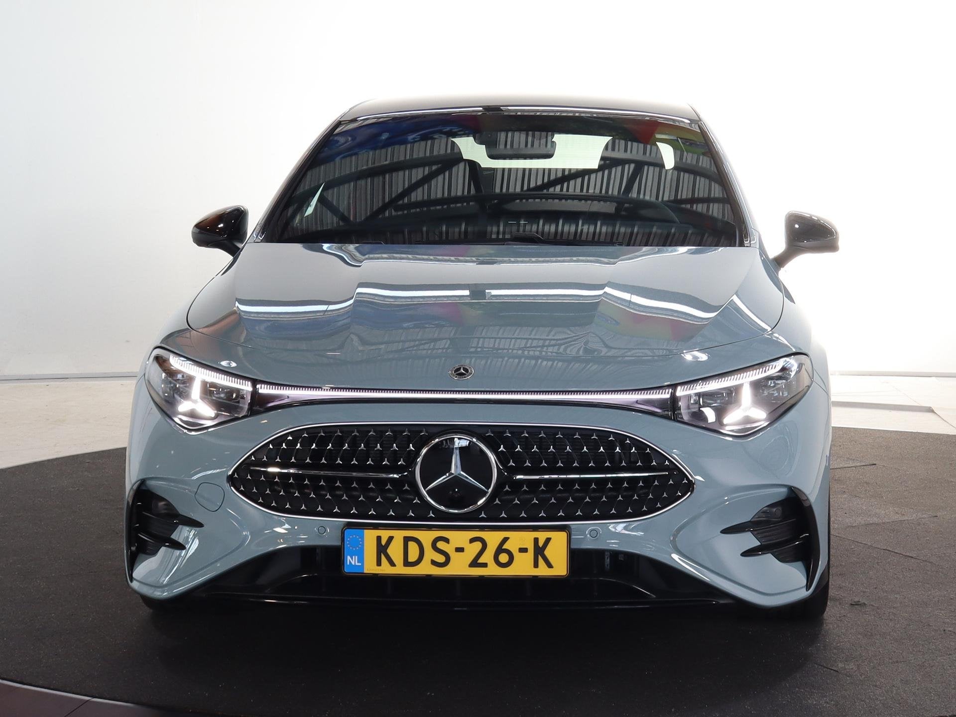 Mercedes-Benz CLA-Klasse 200 AMG Line Business Solution AMG, Stof, 4 cilinders, Blauw, 163 pk