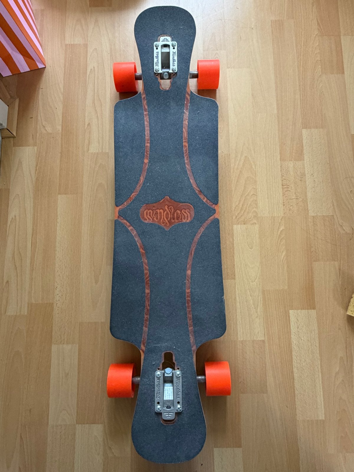Mindless Longboard met oranje wielen zo goed als nieuw, Ophalen, Gebruikt, Skateboard, Longboard