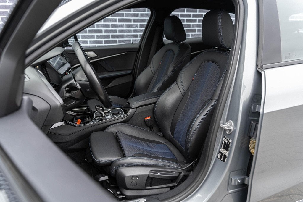 BMW 1-serie 118i Business Edition | M-Sport | Trekhaak | Lic, Auto's, BMW, Gebruikt, Origineel Nederlands, Bedrijf, 3 cilinders