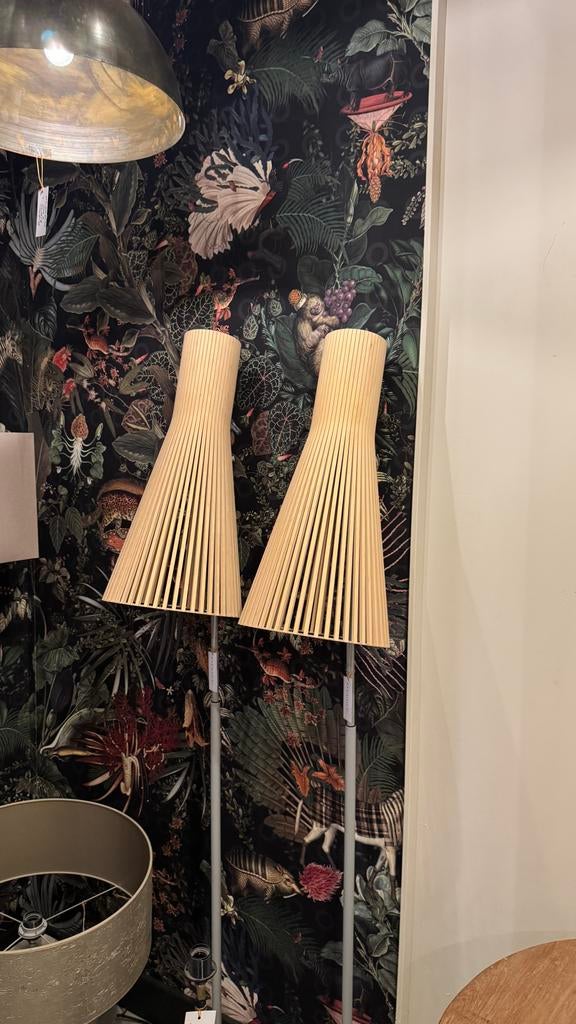 Set van 2 Secto Design 4230 vloerlampen - Showroommodellen, Ophalen of Verzenden, Zo goed als nieuw, Hout, 150 tot 200 cm