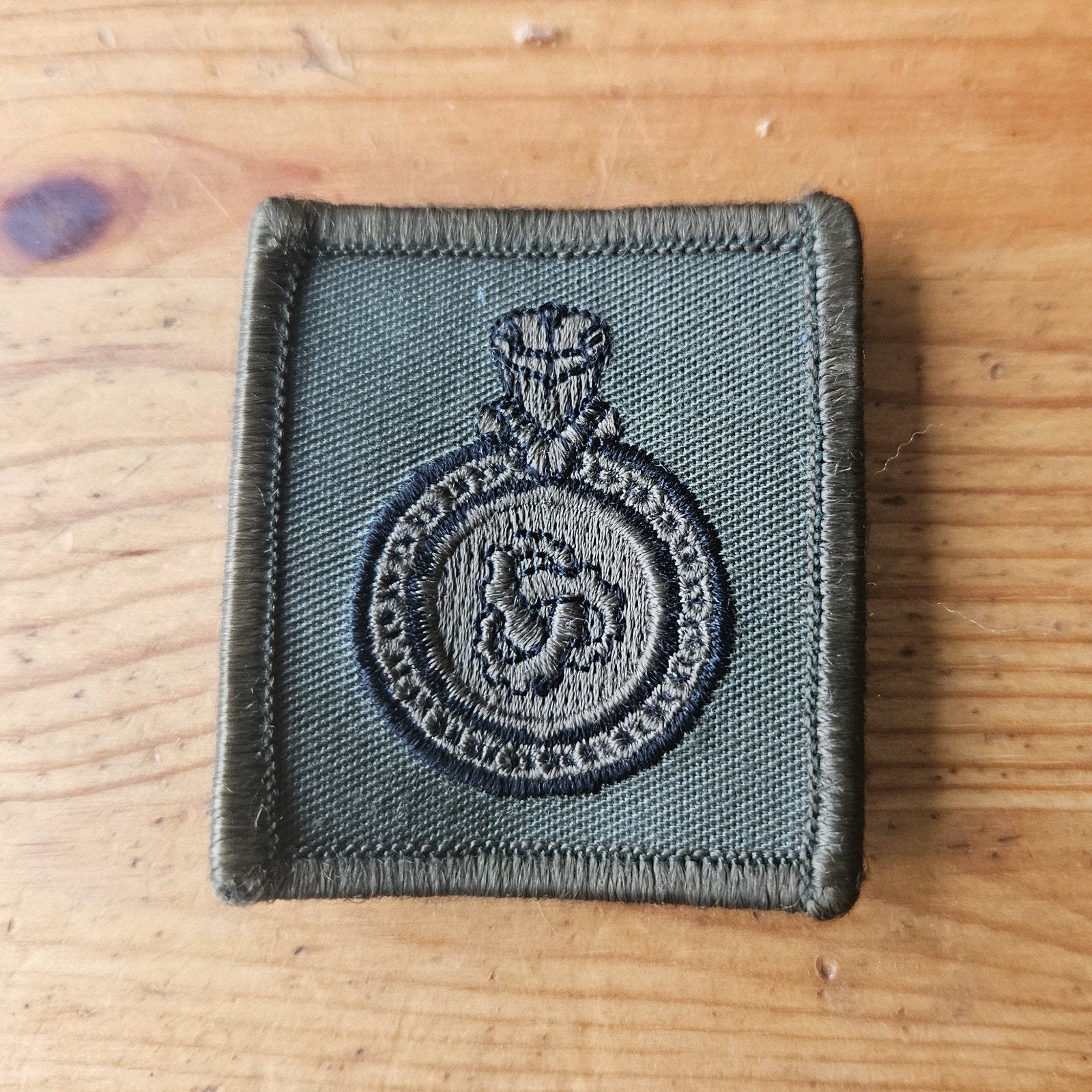 Borstembleem DMO/COMMIT, Verzamelen, Militaria | Algemeen, Ophalen of Verzenden, Landmacht, Nederland, Embleem of Badge
