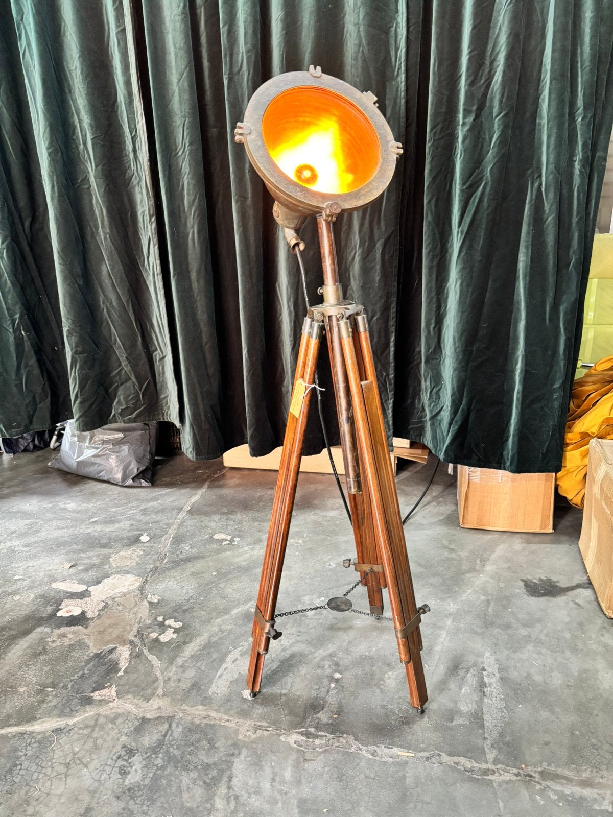Vintage scheepslamp op houten statief, Huis en Inrichting, Lampen | Vloerlampen, Ophalen, Zo goed als nieuw, Minder dan 100 cm