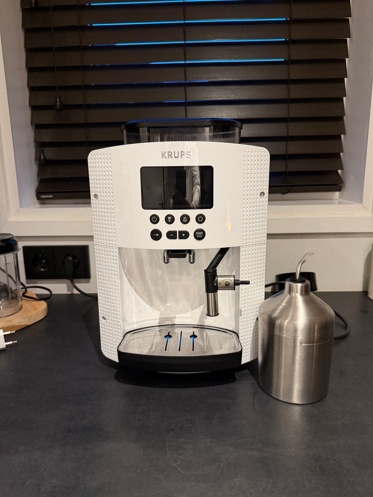 Krups EA8161 koffiezetapparaat wit, Afneembaar waterreservoir, Espresso apparaat, Zo goed als nieuw, 4 tot 10 kopjes