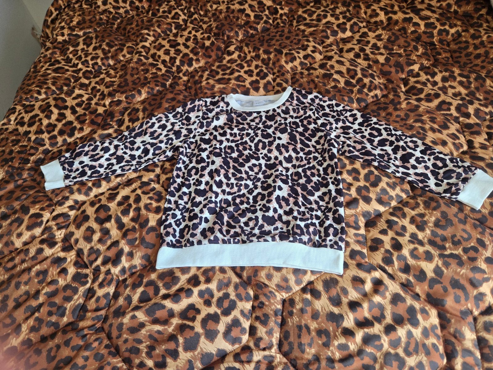 Nieuw tijgerprint setje sweater en legging maat 134, Ophalen, C&A, Meisje, Nieuw