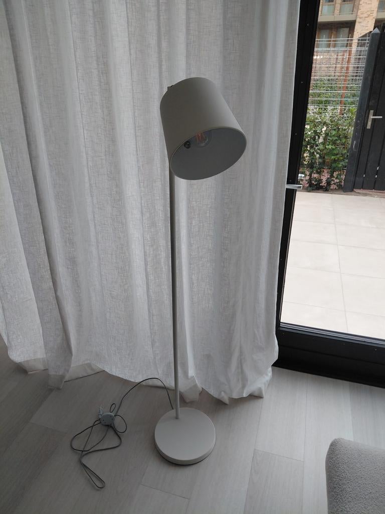 Zuiver  moderne witte vloerlamp met verstelbare kap, Ophalen of Verzenden, Zo goed als nieuw, 150 tot 200 cm, Modern, minimalistisch
