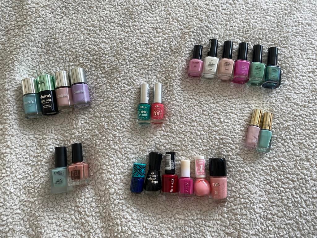 19 stuks nagellak o.a. L’Oreal, Claires, Hema, Essence, Sieraden, Tassen en Uiterlijk, Uiterlijk | Cosmetica en Make-up, Gebruikt