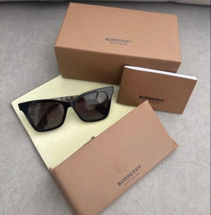 Burberry zonnebril met iconisch ruitpatroon, Sieraden, Tassen en Uiterlijk, Overige merken, Zonnebril, Zwart, Ophalen of Verzenden