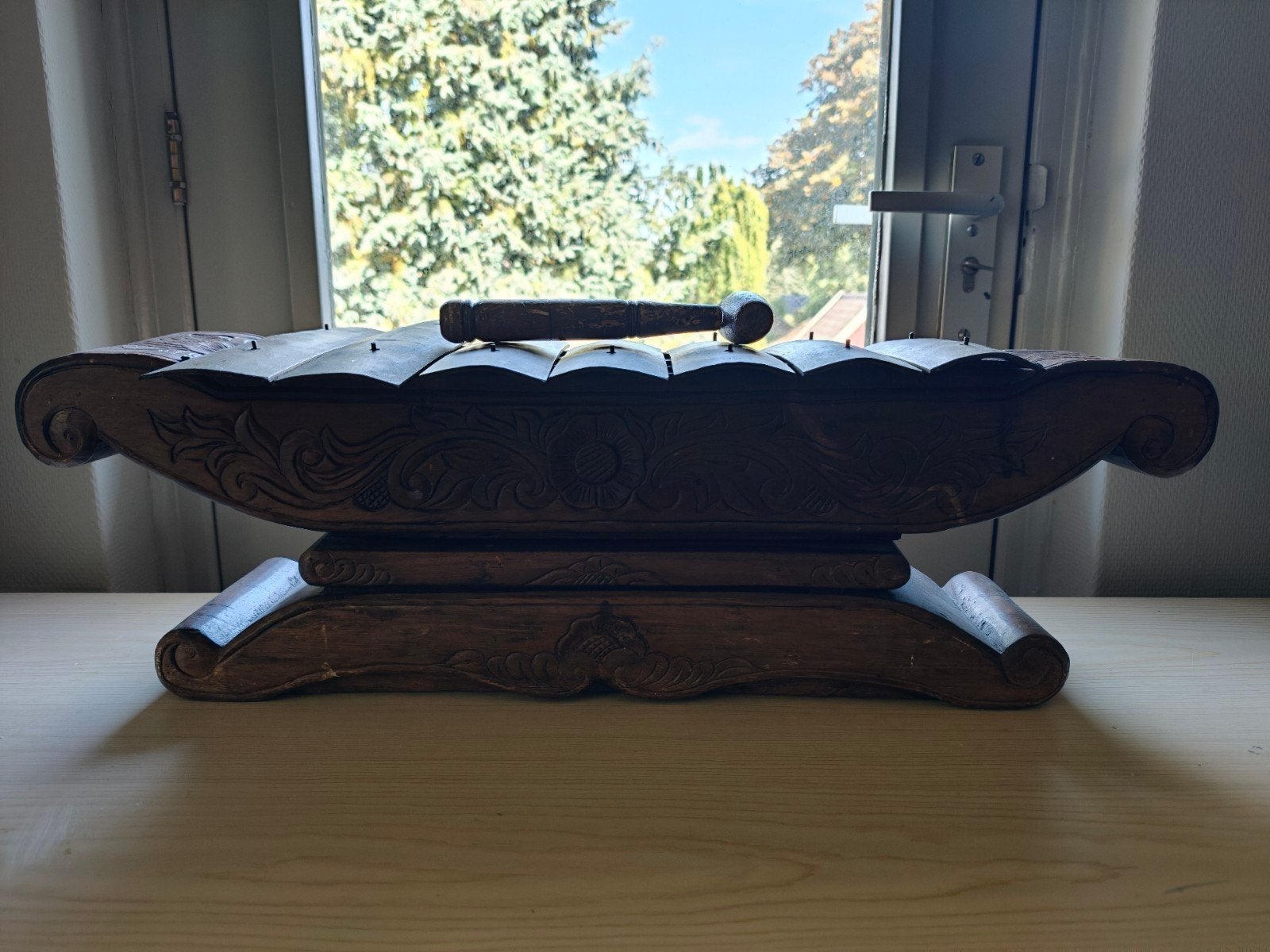 Prachtige handgesneden houten gamelan met hamer, Ophalen, Gebruikt