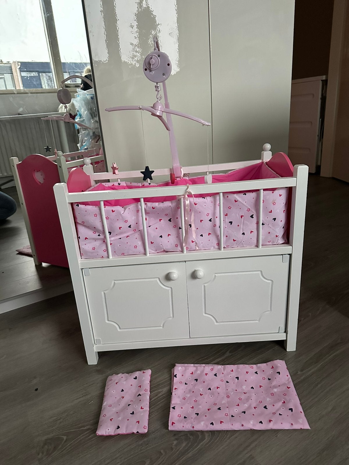 Houten poppenledikant met muziek mobiel, Kinderen en Baby's, Speelgoed | Poppen, Ophalen, Gebruikt, Babypop