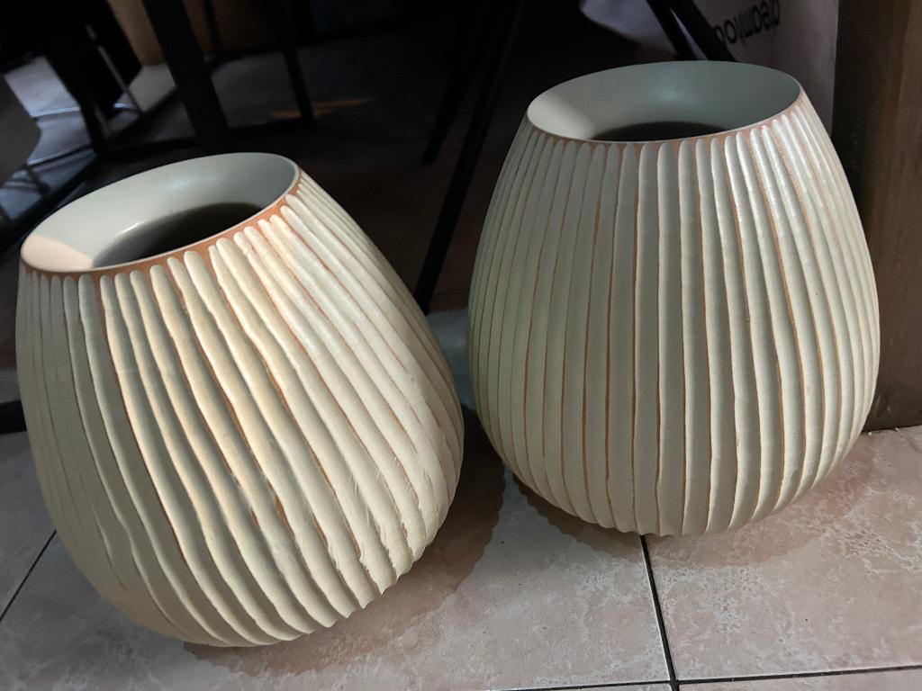 Twee prachtige vasen bol met ribbels 21 cm hoog, Wit, Aardewerk of Porselein, Ophalen of Verzenden, Zo goed als nieuw