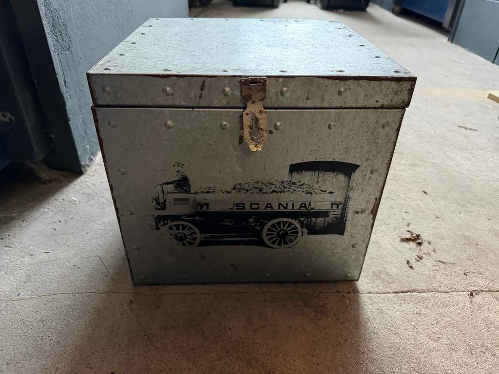 Vintage metalen kist met Scania opdruk, Ophalen, Gebruikt, 50 tot 100 cm, 50 tot 75 cm