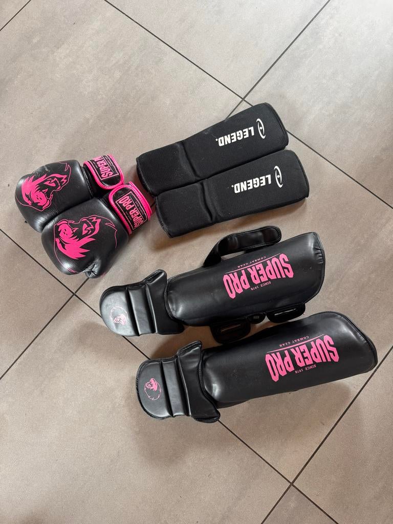 Bokshandschoenen & 2 paar scheenbeschermers set, Sport en Fitness, Bowlen, Ophalen of Verzenden, Gebruikt, Handschoen of Beschermer