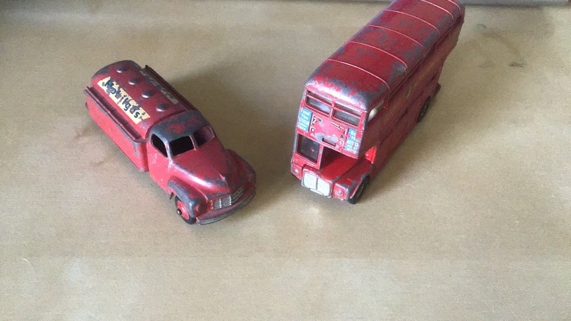DINKY TOYS TANKWAGEN , ROUTEMASTER BUS  BEETJE WERK GRATIS😅, Hobby en Vrije tijd, Ophalen of Verzenden, Gebruikt, Auto, Dinky Toys