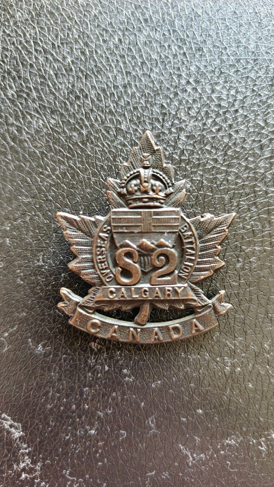Originele WW1 Canadese capbadge 82th Calgary CEF., Ophalen of Verzenden, Landmacht, Engeland, Embleem of Badge