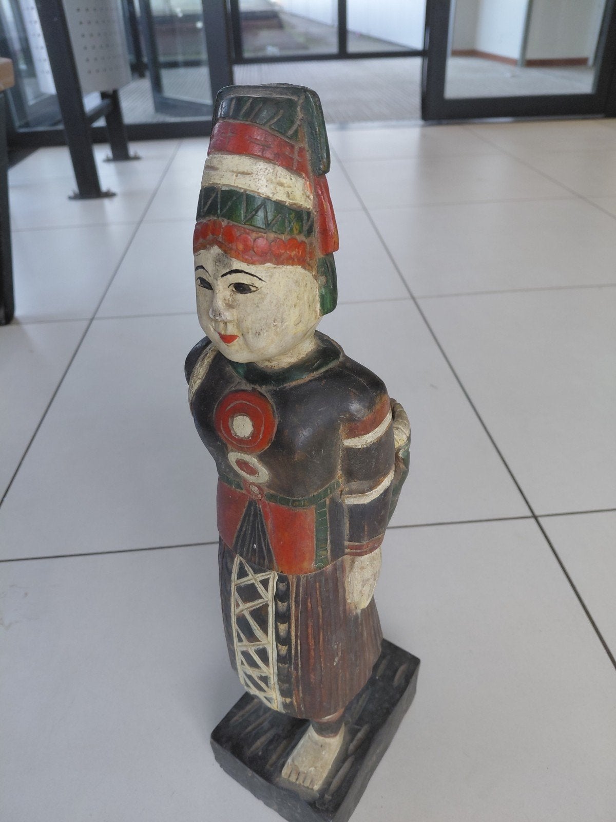 Handgesneden houten beeldje van een vrouw met mand, Ophalen of Verzenden, 20 - 50 cm, Beeld, Hout