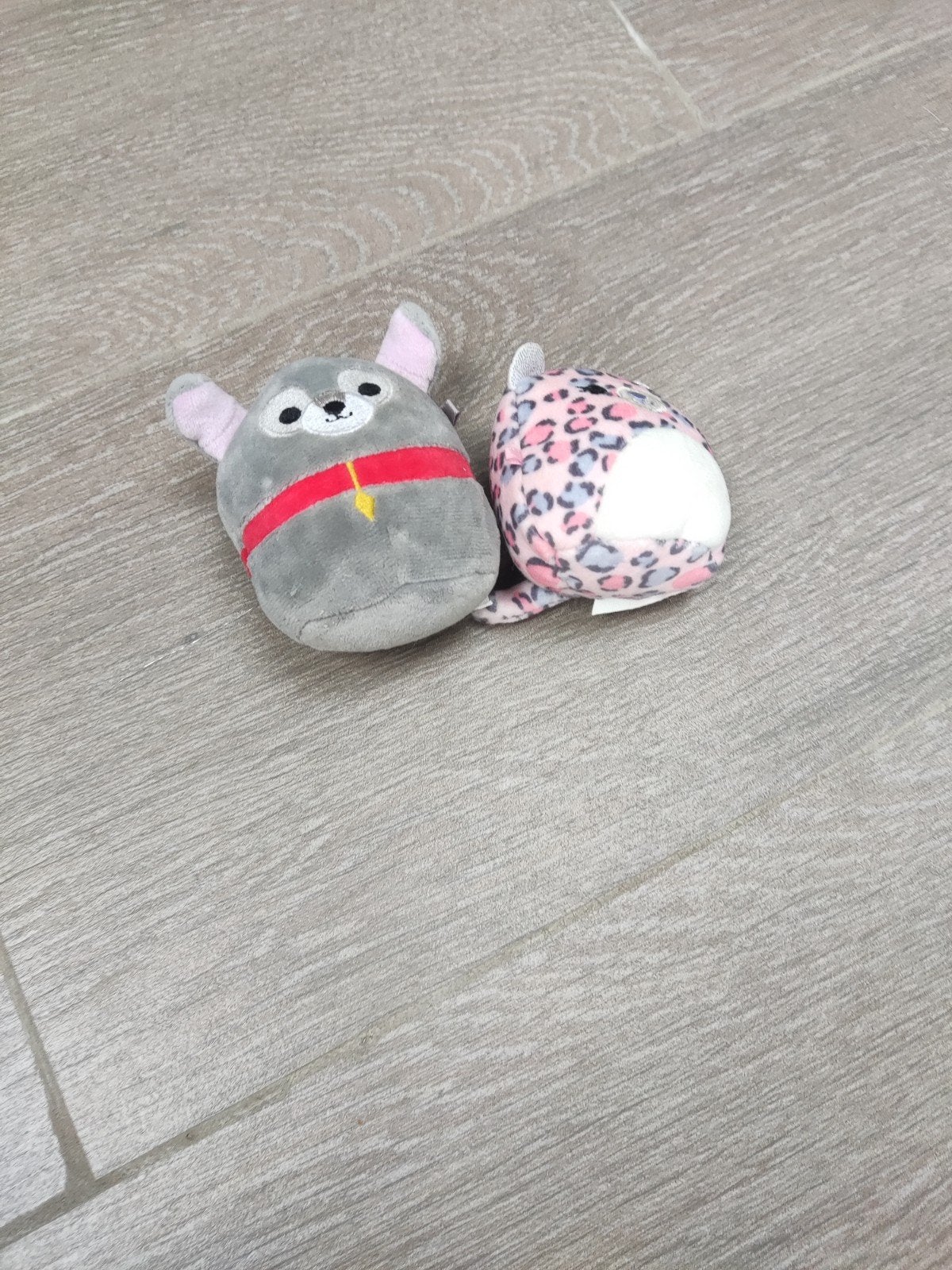 Squishmallows Mini Knuffels - Roze Luipaard & Grijze Hond, Zo goed als nieuw, Roze, Klein (minder dan 20 cm), Squishmallow