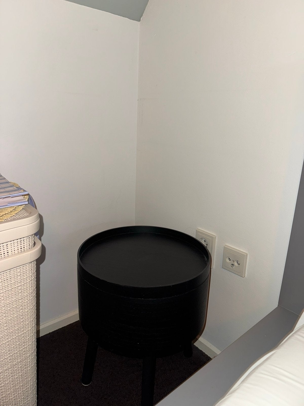 Zwarte ronde bijzettafel met opbergruimte, Huis en Inrichting, Minder dan 55 cm, Gebruikt, Rond, Hout