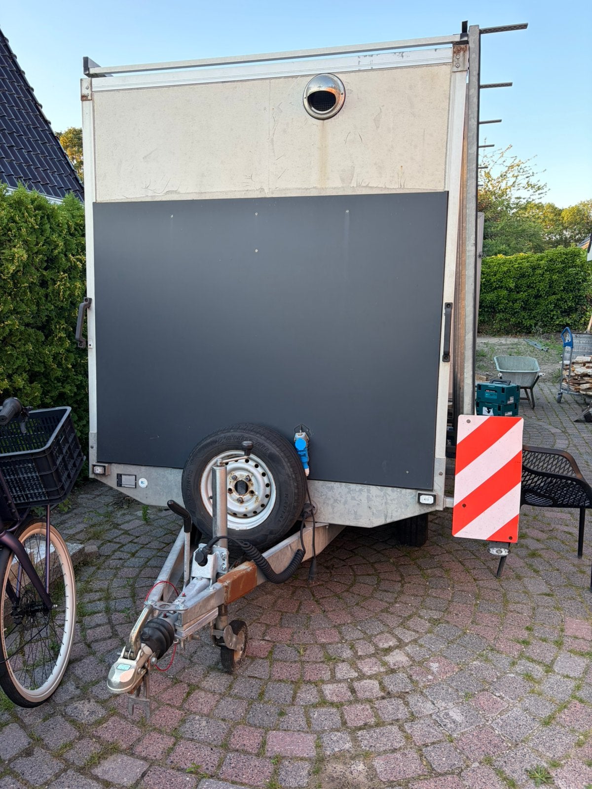 Gesloten aanhanger  werkplaats. Gereedschap, Ophalen, Gebruikt