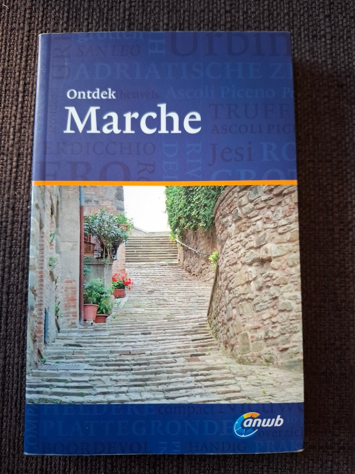 ANWB Ontdek Marche Reisgids - Italië + handige kaart, Gelezen, Europa, Ophalen of Verzenden, Reisgids of -boek