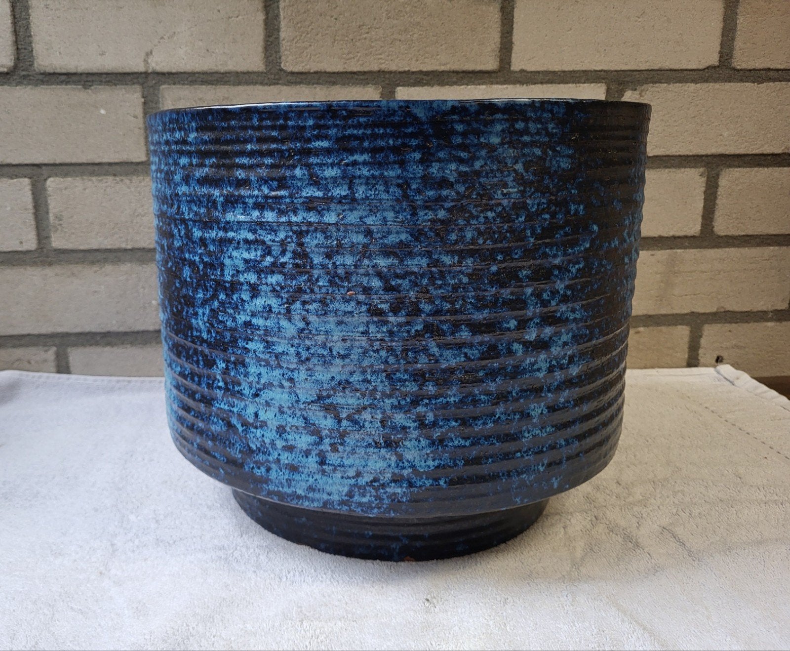 Mooie blauwe bloempot van aardewerk vintage jaren 70, Tuin en Terras, Gebruikt, Minder dan 40 cm, Aardewerk, Ophalen