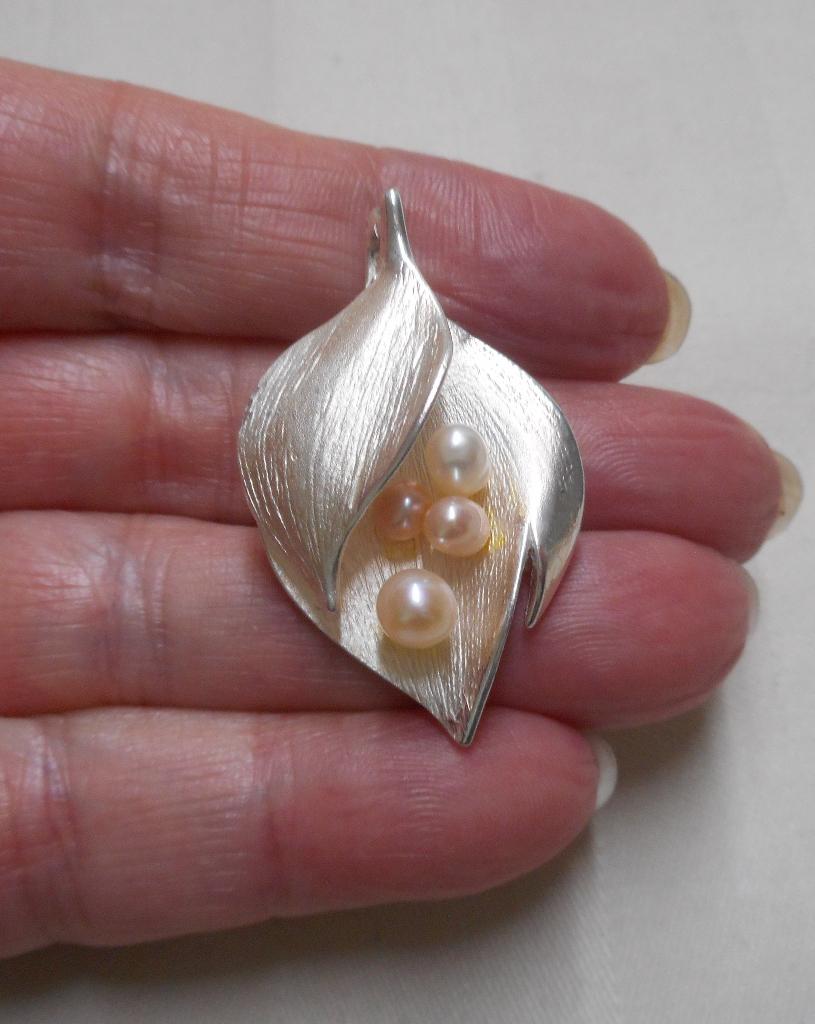 Prachtige zilveren modernist broche met parels nr.897