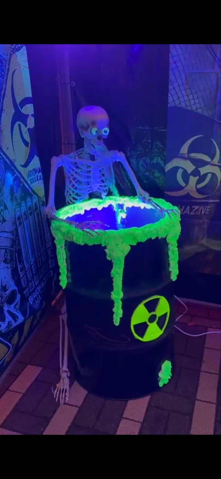 Griezelig skelet met Toxic Afvalvat - Halloween Decoratie, Ophalen, Gebruikt, Versiering, Halloween of Griezel