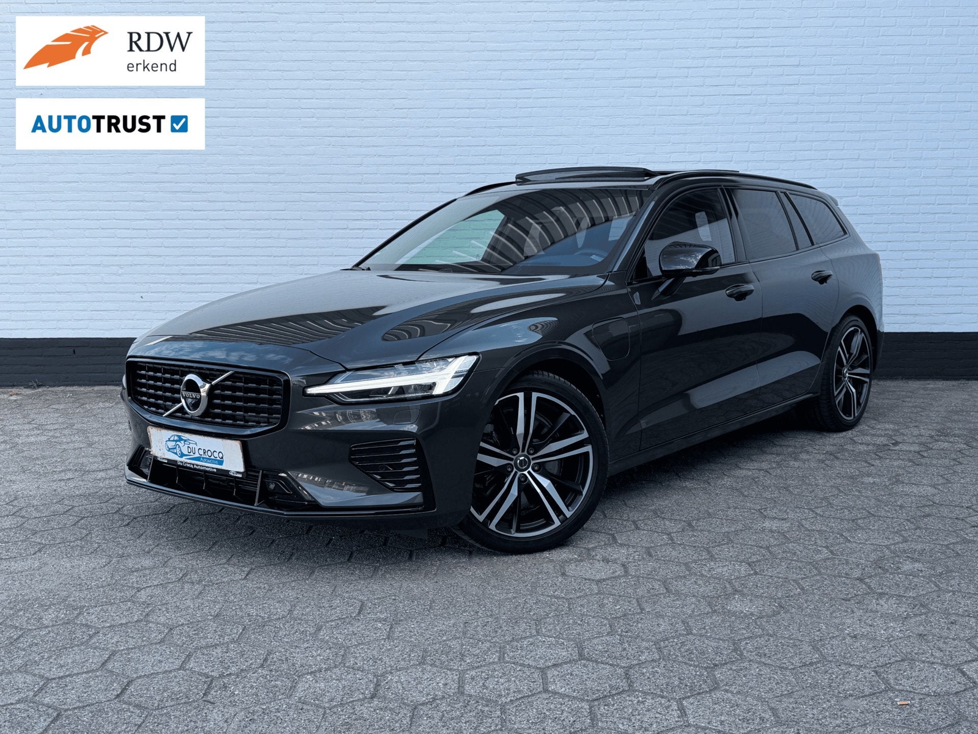 Volvo V60 T6 Recharge AWD R-Design l PANO l H&K l ACC l 360, Auto's, Automaat, Gebruikt, Zwart, 4 cilinders