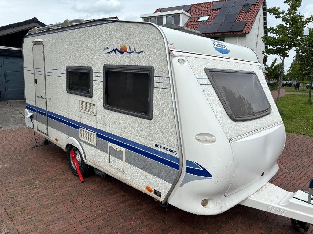 Hobby 30 De Luxe Easy – 2004 – nette staat + mover+voortent, Ringverwarming, Vast bed, Hobby, Treinzit