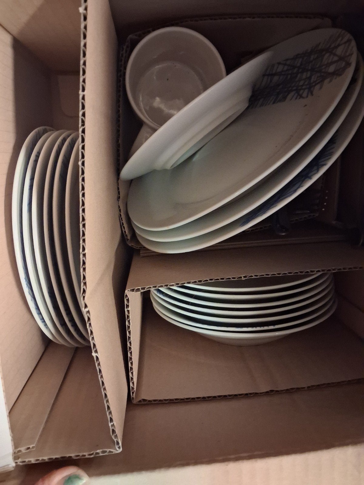 Gratis borden over - wit met blauw patroon, Huis en Inrichting, Keuken | Servies, Ophalen, Gebruikt, Keramiek, Bord(en)