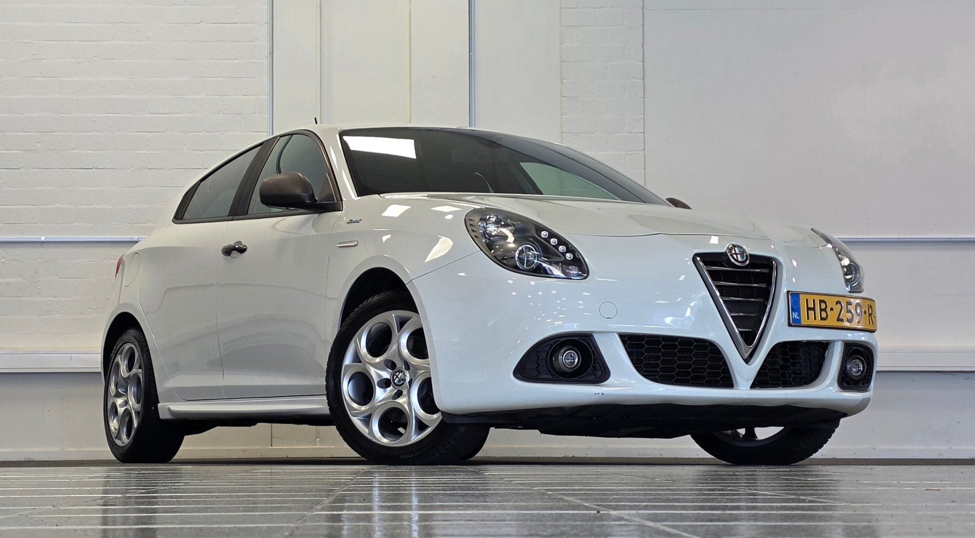 Alfa Romeo Giulietta 1.4 T Sprint 170pk A/T 2e Eigenaar Trek, Automatische klimaatregeling, 4 cilinders, Alcantara, Wit