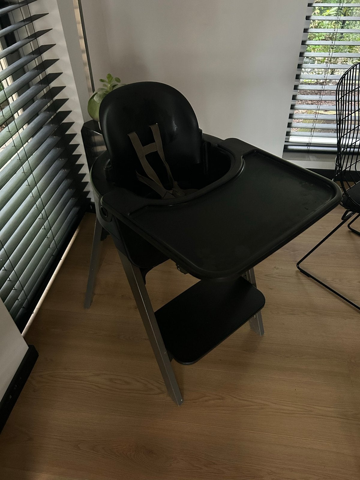 Stokke Steps stoel zwart met bruine poten en baby inzet, Kinderen en Baby's, Ophalen of Verzenden, Zo goed als nieuw, Meegroeistoel