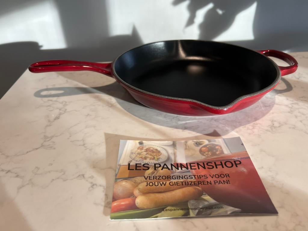 Nieuwe Le Creuset Skillet, Rhone/Garnet 26 cm, Gietijzer, Nieuw, Ophalen of Verzenden, Keramische plaat
