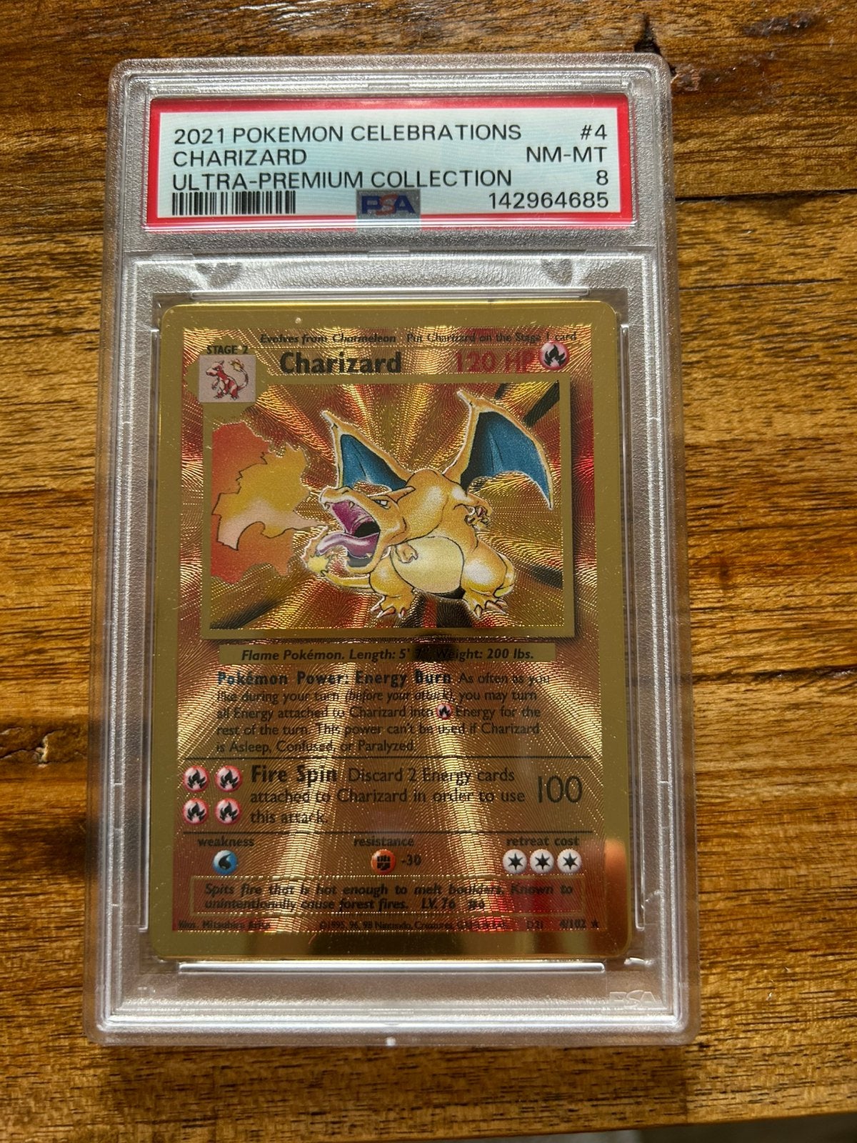Charizard gold metal PSA 8, Hobby en Vrije tijd, Verzamelkaartspellen | Pokémon, Ophalen of Verzenden, Zo goed als nieuw
