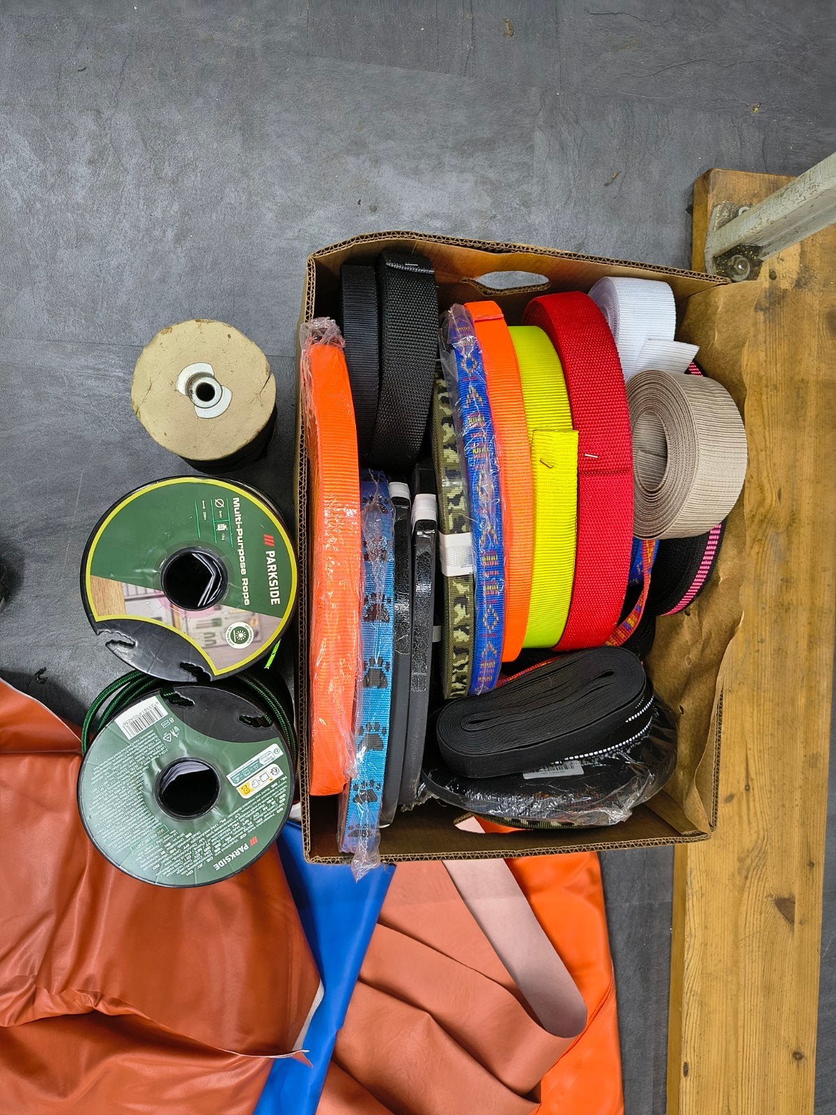 Diverse stoffen en banden voor hobby of projecten, Hobby en Vrije tijd, Stoffen en Lappen, Ophalen, Gebruikt, Meerkleurig, Leer of Kunstleer
