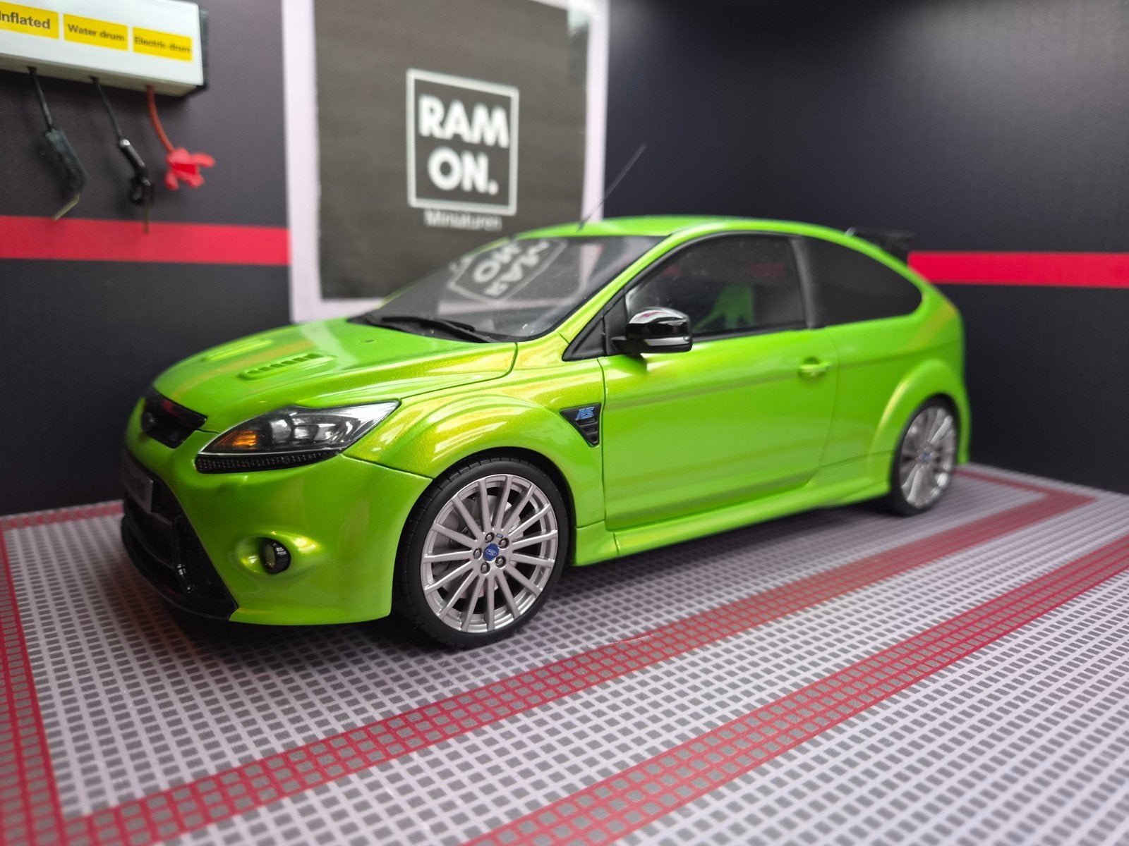 1/18 Ford Focus RS MK2.5 Ultimate Green, Ophalen of Verzenden, Zo goed als nieuw, Auto, OttOMobile