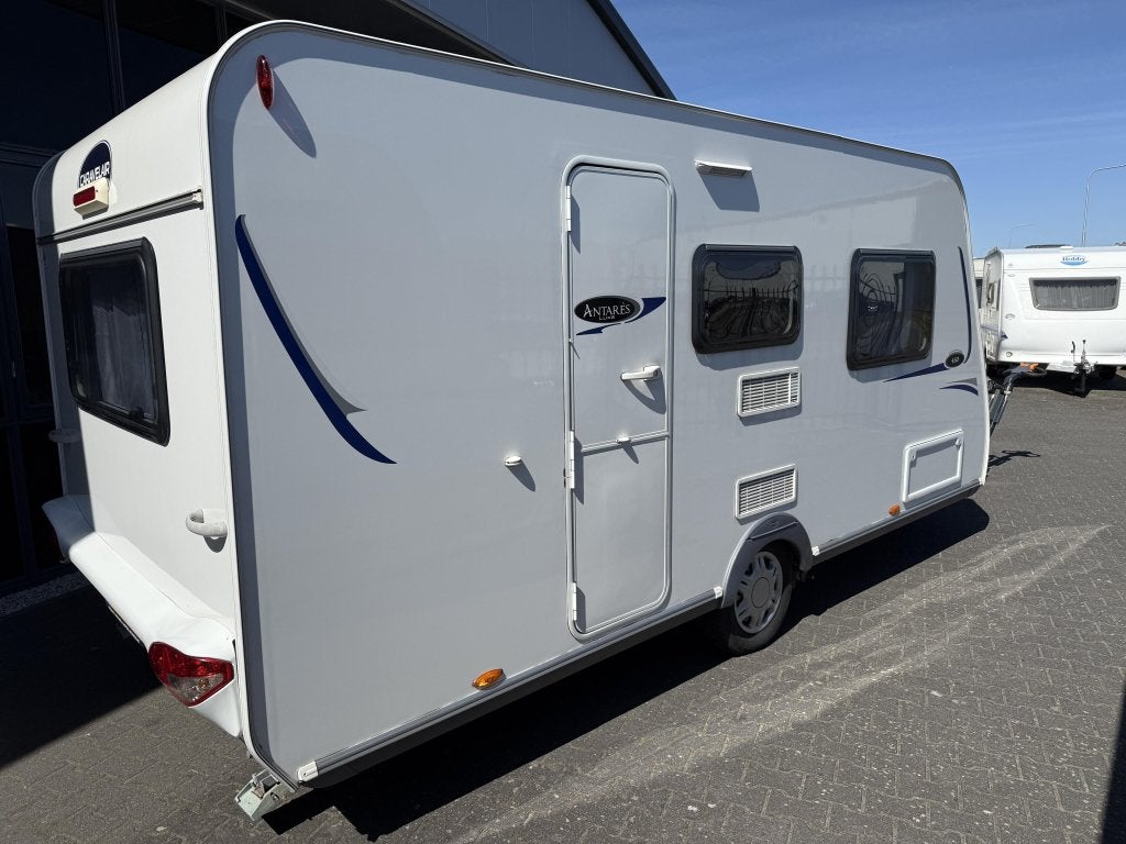 Caravelair Antares Luxe 450 LJ Aparte bedden 210cm 1200Kg, Caravans en Kamperen, Caravans, Schokbreker, Lengtebed, Bedrijf, Treinzit