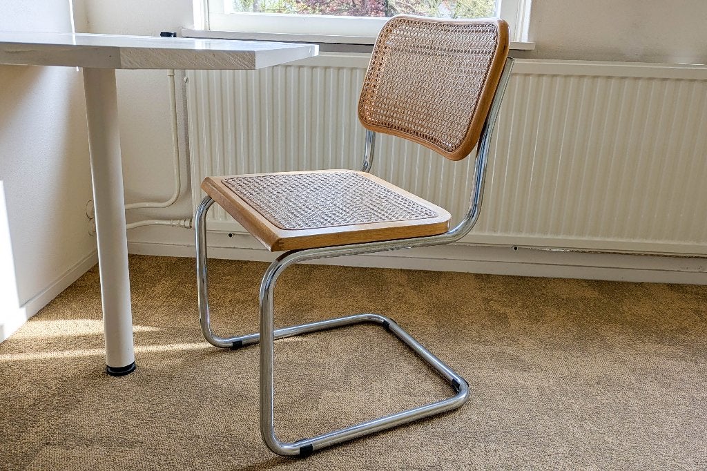 Bauhaus‑stijl vrijdragende stoel met rieten zitting, Huis en Inrichting, Stoelen, Ophalen, Gebruikt, Eén, Bauhaus stijl, Vintage design, Buisframe stoel / buizenstoel