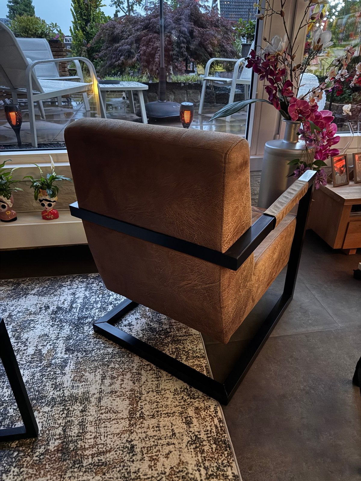 Comfortabele fauteuil - Bruin met zwart metalen frame, Ophalen, 75 tot 100 cm, Zo goed als nieuw, Stof