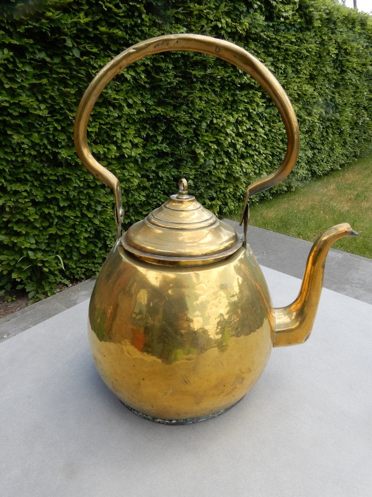 Antieke geelkoperen waterketel, Ophalen