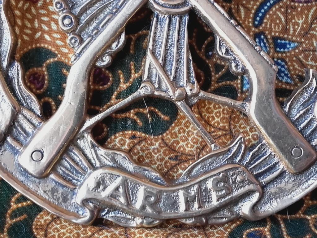 Mooie oude vintage militaria plaquette uit Engeland 11,5 cm., Antiek en Kunst, Antiek | Koper en Brons, Ophalen of Verzenden, Koper