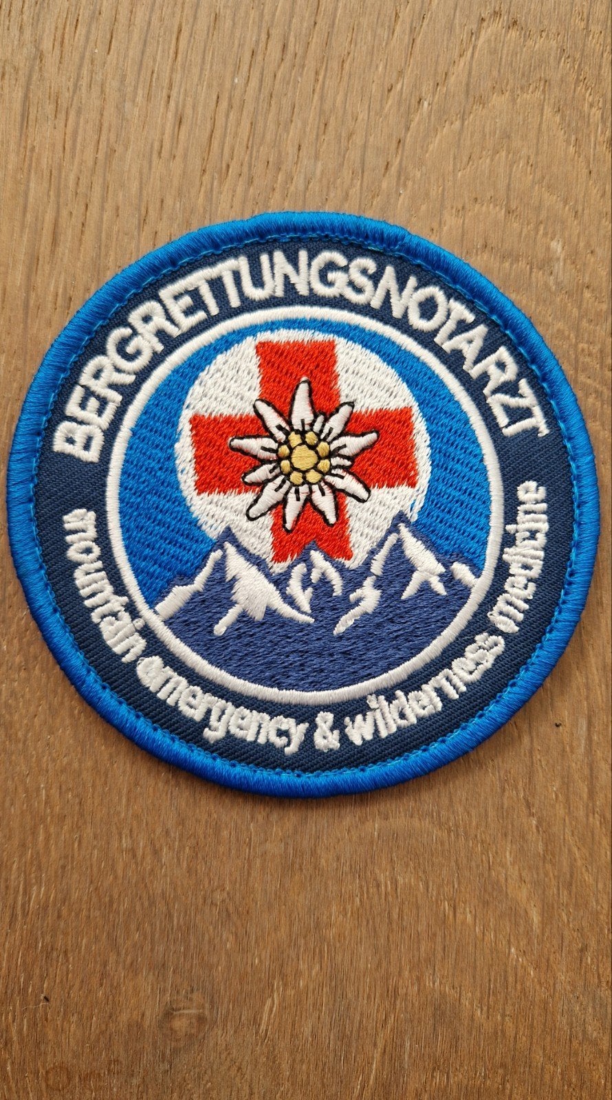 Patch Bergredding Noodarts Alpinisme Embleem, Verzamelen, Militaria | Algemeen, Ophalen of Verzenden, Landmacht, Nederland, Embleem of Badge