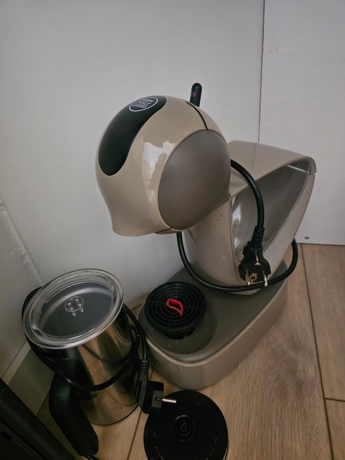 Dolce gusto + melk opschuimer te koop, Gebruikt, Koffiemachine, Ophalen of Verzenden, 2 tot 4 kopjes